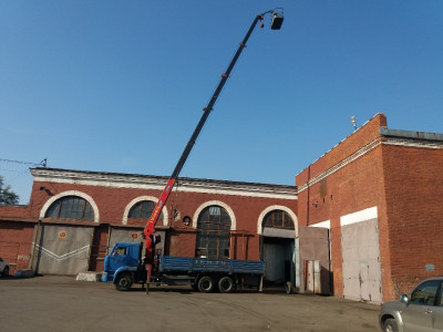 Бортовой кран-манипулятор с люлькой на 8 тонн