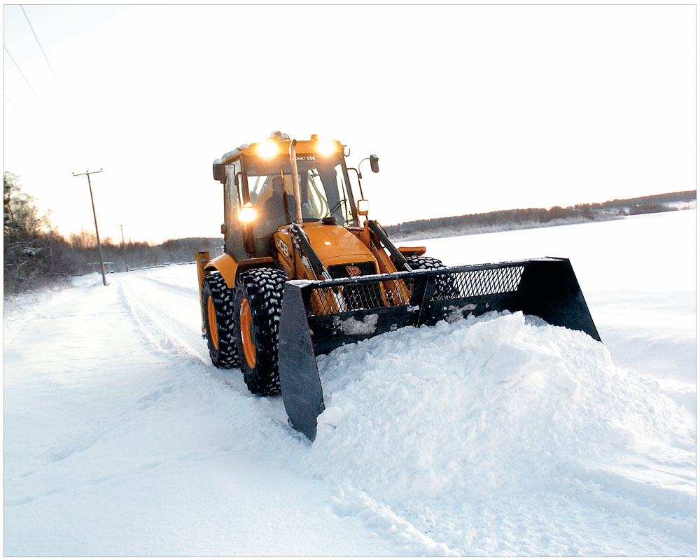 Трактора чистят дороги. Погрузчик-экскаватор МТЗ 82 уборка снега. Трактор Авант 528 для уборки снега. Трактор МТЗ 82 уборка снега. Трактор МТЗ-80 уборркаснега.
